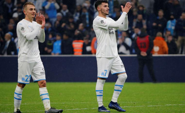 لاعب مرسيليا الصربي نيمانيا رادونييتش يحيي الجمهور بعد الفوز