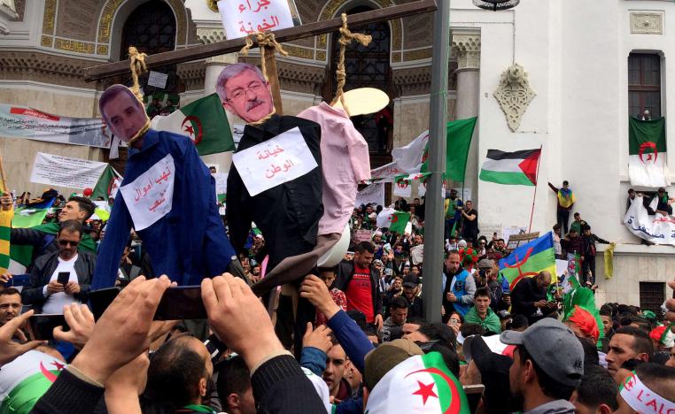 المتظاهرون الجزائريون يرفعون صورا أحمد أويحي مطالبين بمحاكمته
