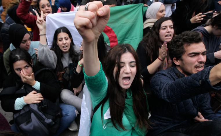 شباب يتطلع إلى "جزائر أخرى" في مواجهة جيل يتشبث بالسلطة