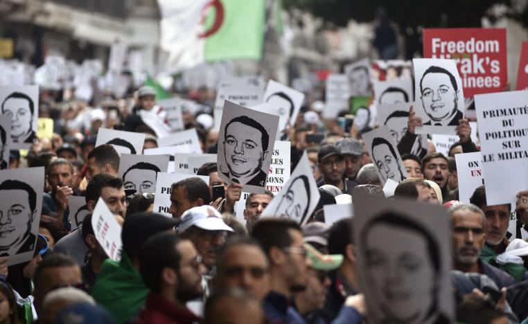 احتجاجات الجزائر تستمر بعد رحيل قايد صالح