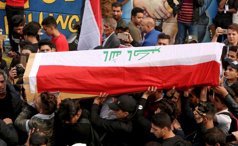 المتظاهرون في بغداد يشيعون جنازة أحد قتلى الاحتجاجات