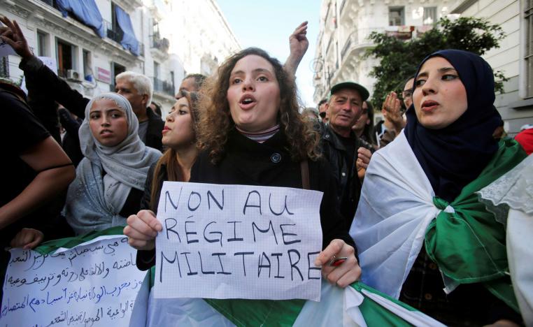 الهتافات تتعالى في الجزائر ضد القيادة العسكرية