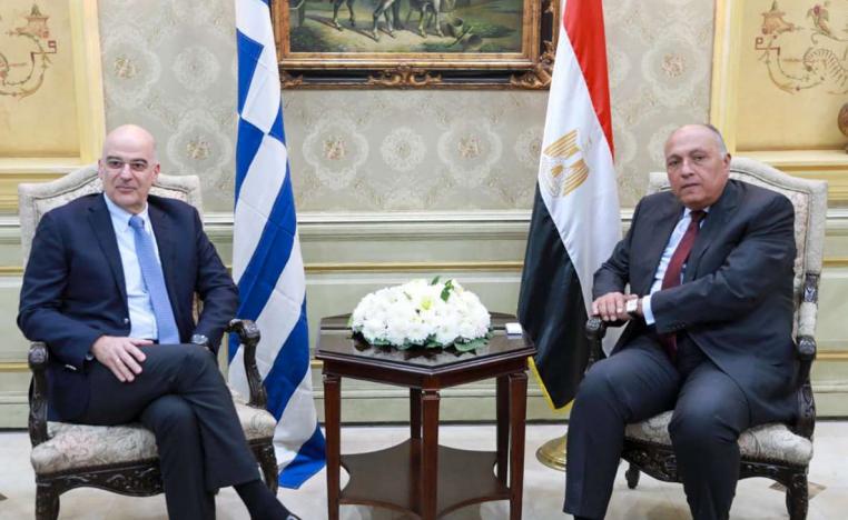 وزير الخارجية المصري سامح شكري (يمين) يستقبل نظيره اليوناني نيكوس دندياس 