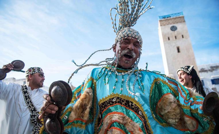فرقة كناوة التقليدية تقدم عروضها في مدينة الصويرة احتفالا بقرار اليونسكو