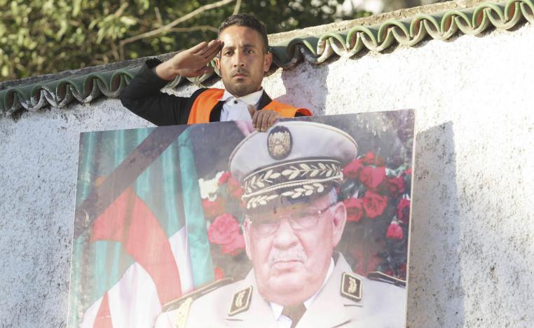 جزائري يحمل صورة للجنرال الراحل أحمد قايد صالح