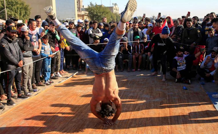 عراقيون يستعرضون فنونهم كجزء من الاحتجاج على الحكومة