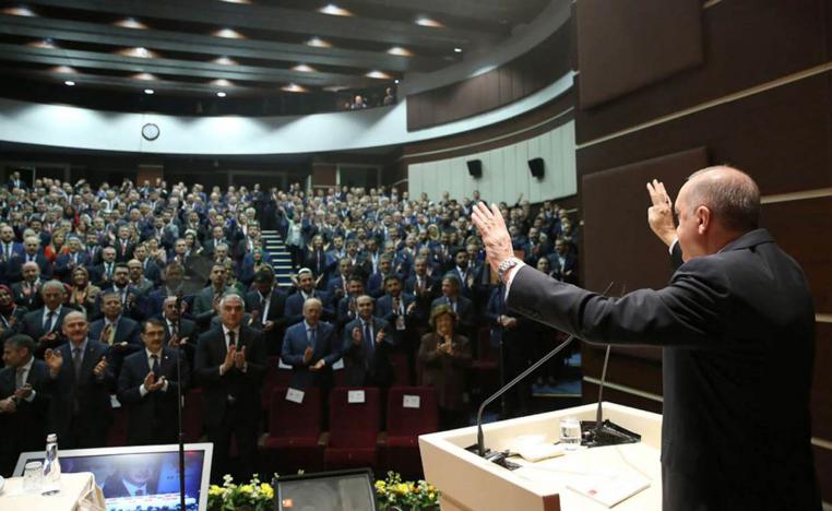 الرئيس التركي رجب طيب أردوغان يحيي اعضاء حزبه