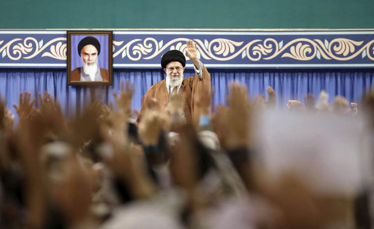 المرشد الإيراني الأعلى علي خامنئي مع مناصرين له في طهران