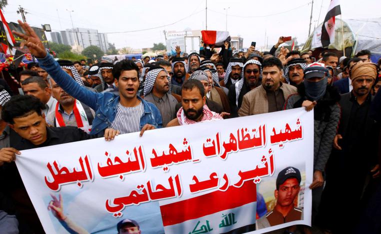 عراقيون يشيعون محتجا قتل في تظاهرات النجف