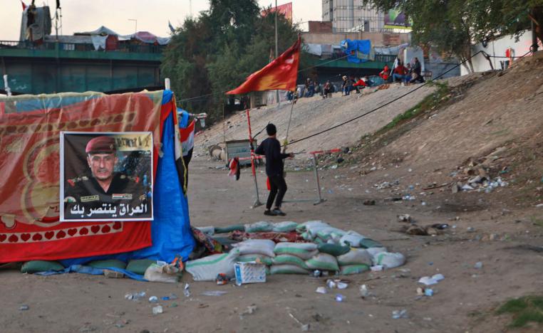 متظاهرون على حافة دجلة يرفعون صورة مرشحهم الفريق عبدالوهاب الساعدي