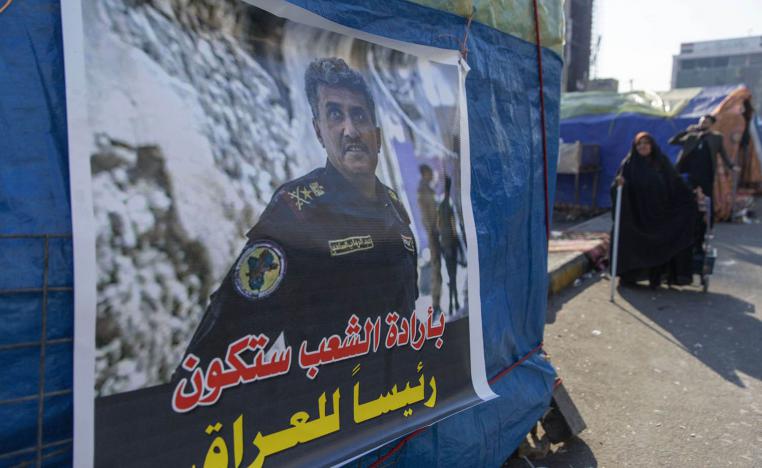 متظاهرون يرفعون صورة الفريق عبدالوهاب الساعدي مرشحهم لحكم العراق