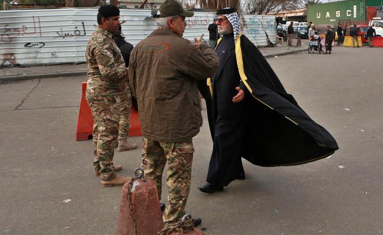 رجال أمن يفتشون المشاركين في احتجاجات ساحة التحرير في بغداد