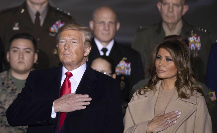 الرئيس الأميركي دونالد ترامب وزوجته في زيارة لقاعدة عسكرية