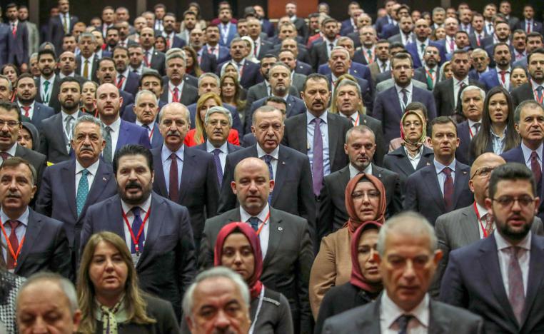 الرئيس التركي رجب طيب اردوغان وسط اعضاء حزبه تمهيدا لاعلان ارسال القوات إلى ليبيا