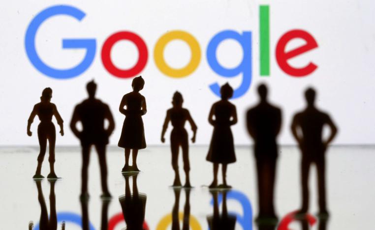 ظلال لشخصيات ألعاب صغيرة تظهر أمام شعار غوغل