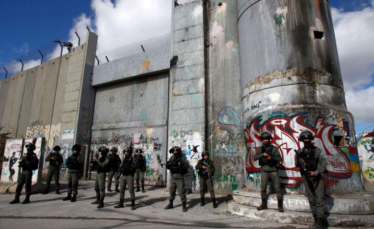 قوات إسرائيلية تتخذ مواقعها أمام الجدارالفاصل في بيت لحم