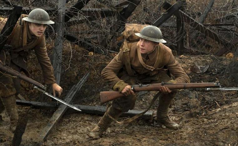 الممثلان تشارلز تشابمان وجورج ماكاي في مشهد من فيلم "1917"
