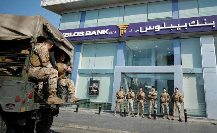 قوى الأمن في لبنان تطوق المصارف في ظل تهديد المحتجين 