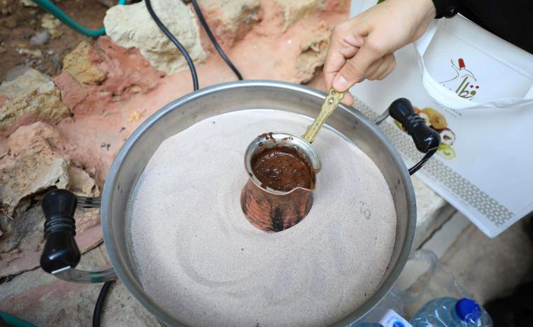 قهوة تصنع على الرمل في مقهى برام الله