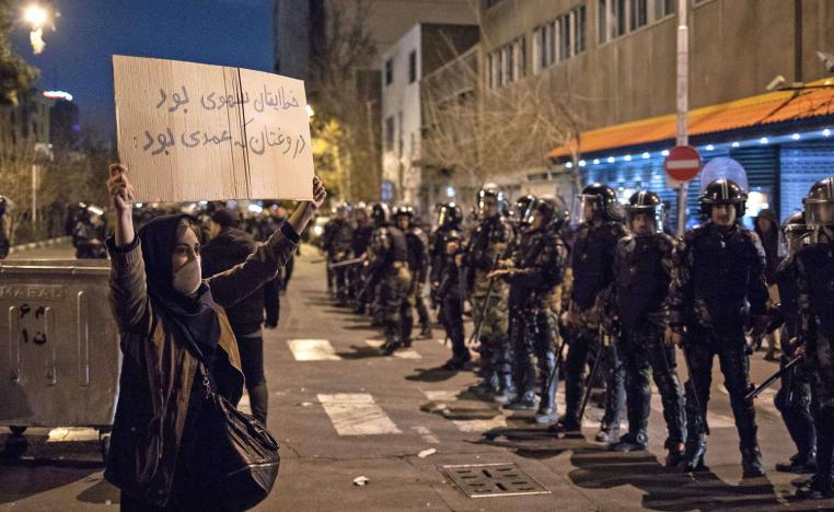 ايران تسعى الى التهدئة مع تزايد الضغوط