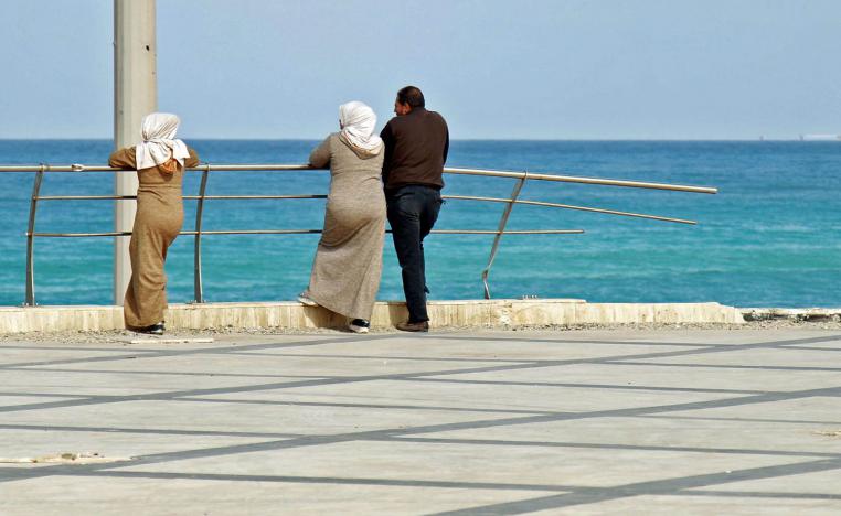ليبيون على شاطئ بنغازي