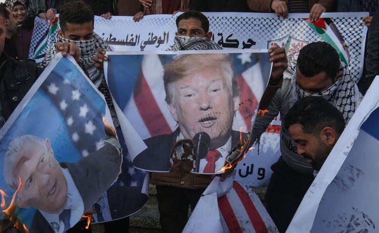 فلسطينيون يحرقون صورا للرئيس الأميركي ورئيس الوزراء الاسرائيلي