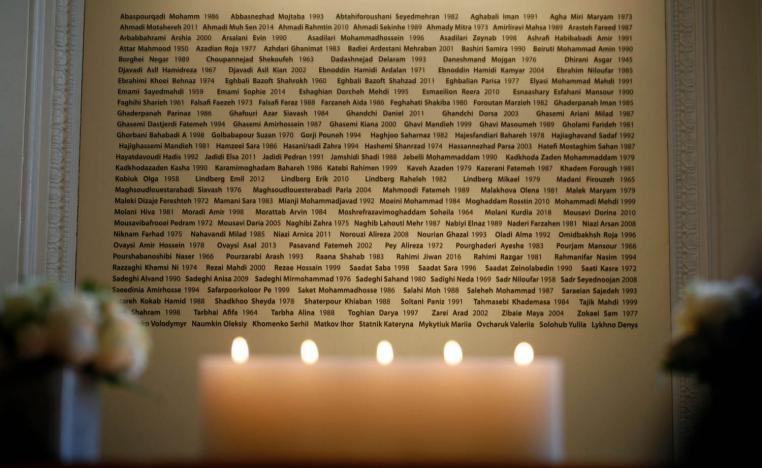 لوحة تأبين لضحايا الطائرة الأوكرانية