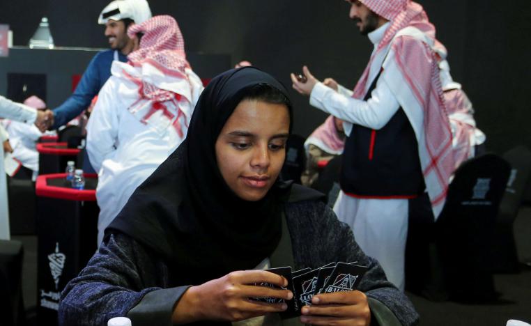 سعودية تلعب لعبة الورق الشهيرة المسماة بلوت ضد منافسين رجال
