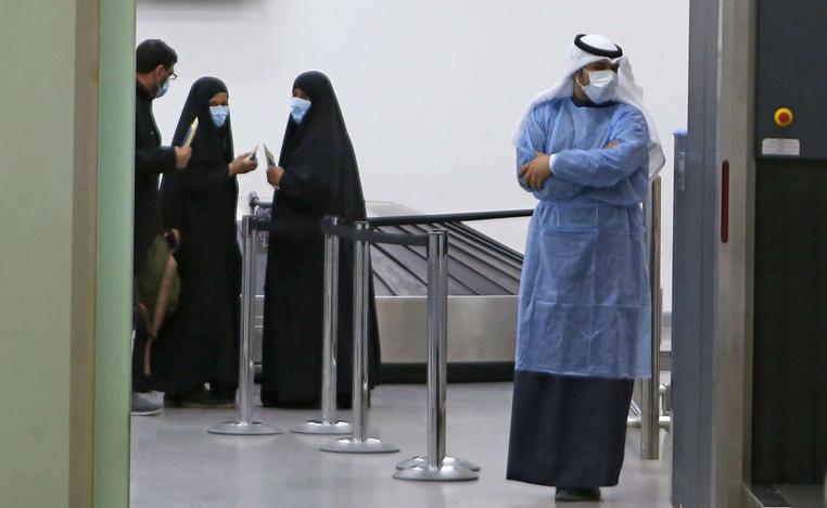كويتيون عائدون من إيران ينتظرون في مطار الشيخ سعد في الكويت قبل نقلهم إلى المستشفى لفحصهم من فيروس كورونا