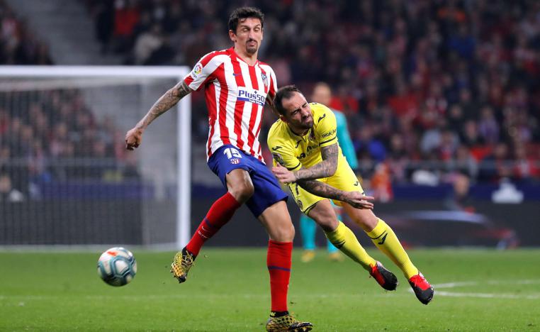 اللاعب باكو ألكاسير من فياريال وستيفان ريويرتس من أتلتيكو مدريد في مباراة الأحد