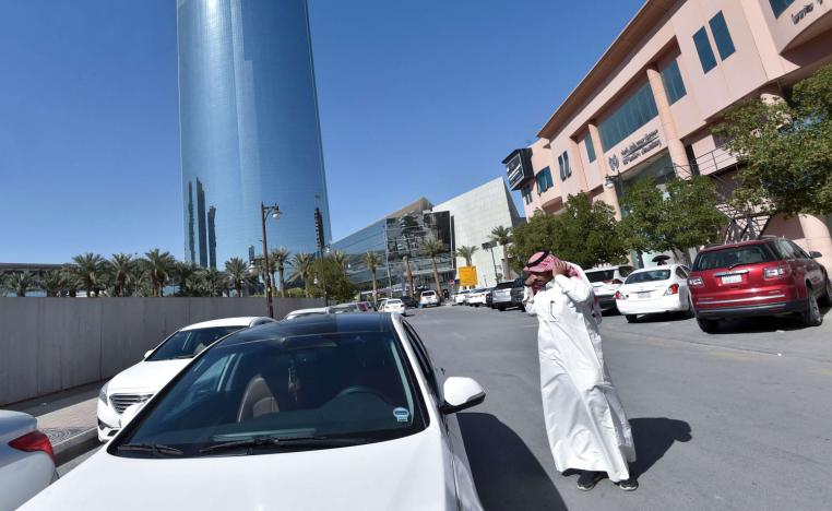 سعودي امام سيارته