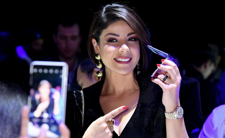 صحافية تلتقط صورة مع هاتف غالاكسي زد فليب الجديد خلال الاعلان عن الجهاز في سان فرانسيسكو