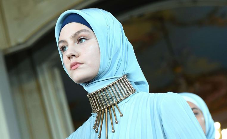 عارضة أزياء تعرض فستانا من مجموعة "فردوس" التي تملكها ابنة الرئيس الشيشاني