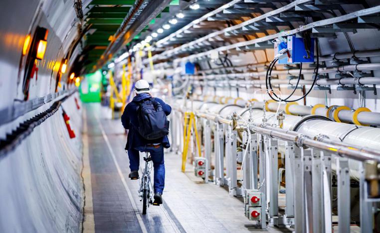 رجل يركب دراجته على طول خط الشعاع لمسرع الجزيئات