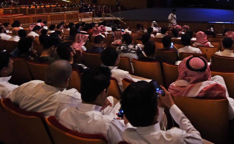 سعوديون يتابعون مهرجانا للأفلام القصيرة في مركز الملك فهد الثقافي بالرياض