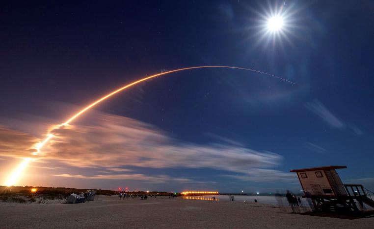 لحظة انطلاق مسبار سولار اوربيتر على متن صاروخ منمحطة كيب كانافيرال الجوية في فلوريدا