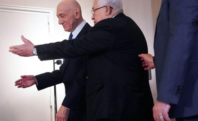 الرئيس الفلسطيني محمود عباس ورئيس الوزراء الاسرائيلي السابق ايهود أولمرت