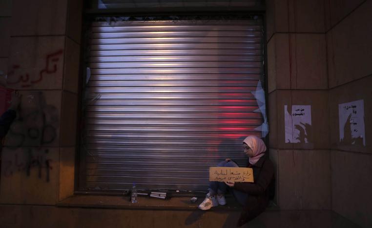 فلسطينية ترفع لافتة في بيروت ضد صفقة القرن