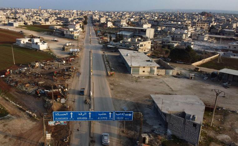 اشارات على الطريق بالقرب من ادلب