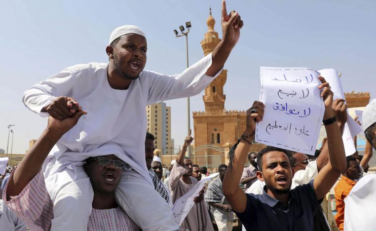 سودانيون يتظاهرون ضد لقاء البرهان بنتانياهو