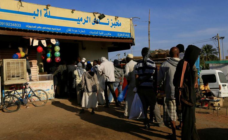 طوابير أمام مخبز في الخرطوم