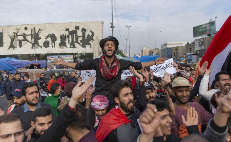 متظاهرون عراقيون في ساحة التحرير وسط بغداد