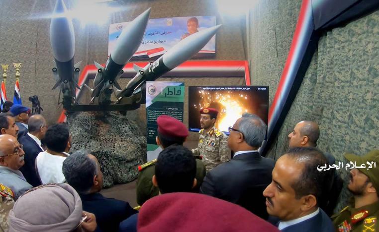 الناطق العسكري باسم الحوثيين يعرض اسلحة جديدة في صنعاء
