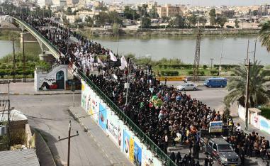 عشرات الالاف من زوار الامام الكاظم