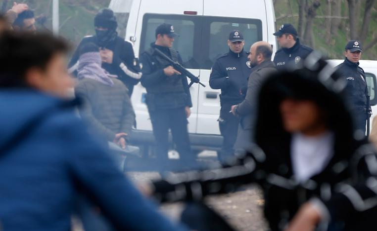 أنقرة تستثمر في مأساة اللاجئين وتتهم أثينا بقمعهم