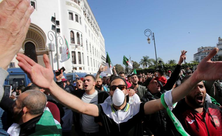 كورونا تعلق مسيرات الحراك الأسبوعية في الجزائر