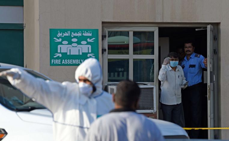 رجال شرطة بحرينيون يغلقون مبنى بعد أن ثبتت إصابة مريض بالفيروس التاجي