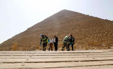 عمال البلدية المصريون يعقمون مقبرة أهرامات الجيزة 