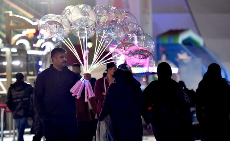 سعوديون يتجولون في مدينة ونتر وندرلاند