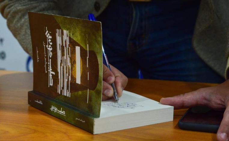 الكاتب هيثم دبور يوقع روايته "صليب موسى" (الصورة من صفحة الكاتب على فيسبوك)